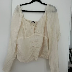 Blus  - Blus från ginatricot beige / vit  Aldrig Använd ”rynkad ” där framtill 