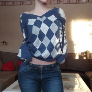 Tröja - Supersmygg tröja. Är storlek L men passar mig som är S också. Det är små glitterdetaljer också, kan skicka bild om du vill ha. Bafa att skriva om du hsr några andra funderingar💕