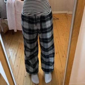 Pyjamasbyxor  - Säljer dessa svarta pyjamasbyxor från shein! De är i bra skick och inga defekter. Säljer pga av att de inte används längre! Köparen står för frakt och tar helst swish. För fler frågor kontakta mig 🤍🤍