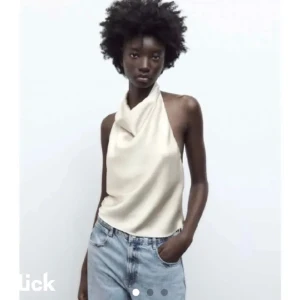 Satin topp - Säljer denna superfina satin toppen från zara, aldrig använd. Jättefin, storlek M men passar mig som har S. 💕