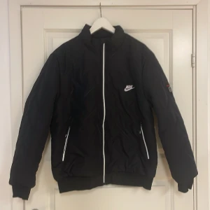 Jacka - Svart jacka trodd det var riktig Nike, men det var det inte. Men helt ny. Ej använd. 