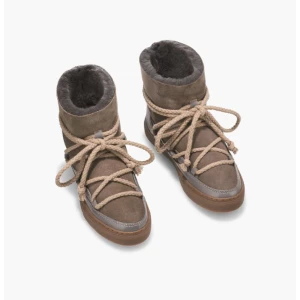 Inukiis  - Intressekoll på mina mörk bruna inukiis! Använda 1 vinter så väldigt bra skick fortfarande! Super mjuka och gosiga när de är kallt 