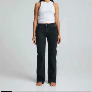 Jeans - Säljer dessa straight jeansen från bik bok! Säljer eftersom de är för små. Skicket är väldigt bra. Köparen står för frakt och tar helst swish! Ifall du har några frågor kontakta mig 💘Köpta för 699kr säljer för 450kr