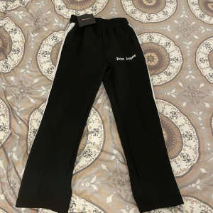 Palm angels byxor - Jag säljer ett par palm angels byxor i svart, dom är helt nya med lapparna kvar, kan gå ner i pris vid snabb affär.