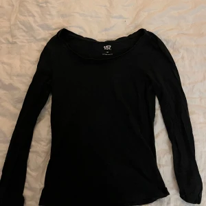 Tajt svart tröja  - En tajt svart tröja som kan användas när som! Både fest o vardags