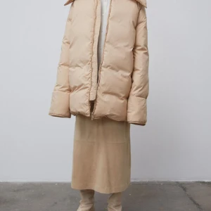 Malene Birger Clarifames dunjacka - Säljer en otrolig jacka ifrån Malene Birger. Storlek 34 men STOR/oversize och passar 36-40 (42 om man gillar mindre oversize). I skick som ny. Fantastisk kvalitet.   Nypris 5000kr  