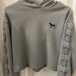 Lace up hoodie från PINK - Victoria’s Secret PINK hoodie med snöre på armarna i fint skick, storlek xs. Säljer för 100kr, köparen står för frakten 🌸