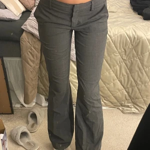 Grå kostymbyxor - Grå kostymbyxor från Riley med fickor. 