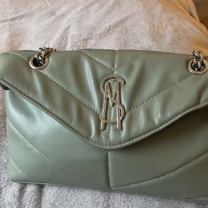 Skit snygg ljus grön väska  - Jätte fin väska som inte är jätte stor men rymmer mycket saker!!!!!  Ny pris är 1000! Pris går att diskutera 