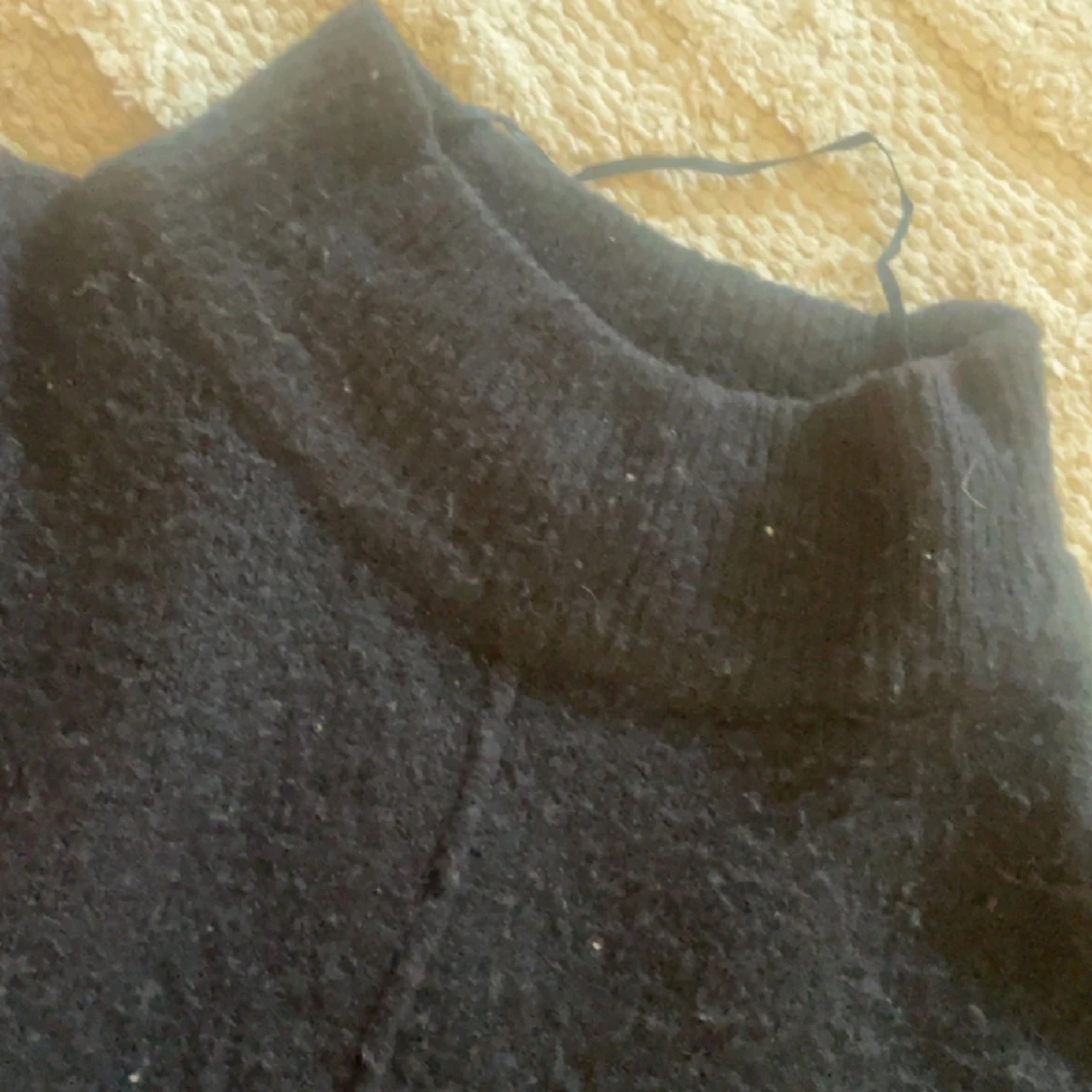 mörkblå stickad tröja med lite krage!  - 90