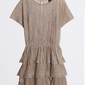 fest klänning  - säljer denna OG, gina tricot klänning, i jätte bra skick, den kommer tyvärr inte till användning🌟💓