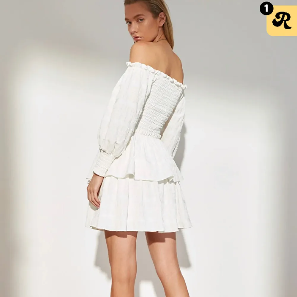 Säljer denna jättefina off shoulder klänning från Trendyol. Originalpriset är ca 650 men den är slutsåld på hemsidan. Använd bara en gång och är i nyskick. Säljer för att den inte kommer till användning🥰. Klänningar.