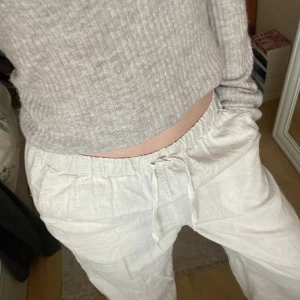 Linnebyxor - Beige linnebyxor från Arket, kan sitta hög och lågmidjade. Använda men inga defekter. Säljer då jag har ett par andra. lappen är avklippta  Strl s, pris kan diskuteras. Finns ett svart streck längst ner på ena benet. Dock försvinner det lite för varje gång de tvättas