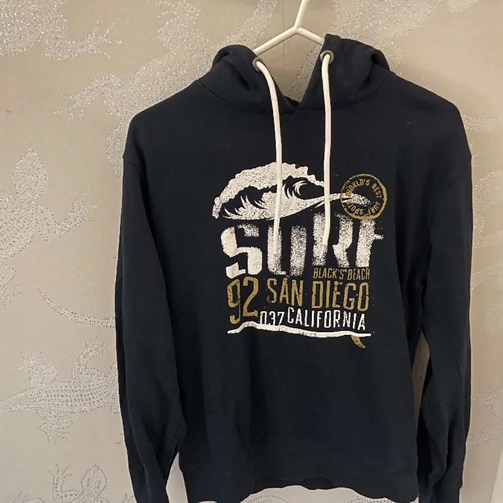 Fin hoodie i ganska bra skick, köpt på herravdelningen . Hoodies.