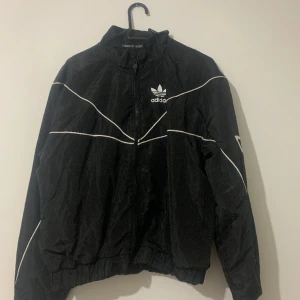Adidas jacka - Adidas svart jacka, använd bara en gång. Skriv till mig om ni undrar något eller vill ha fler bilder på den !! Pris kan diskuteras:)
