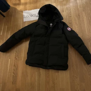Canada Goose Macmillan Jacka  - Säljer nu min canada goose jacka då den var lite för stor för mig men öppet köps tiden hann gå ut, använts 2 gånger så är helt i nyskick. Kvitto finns! 