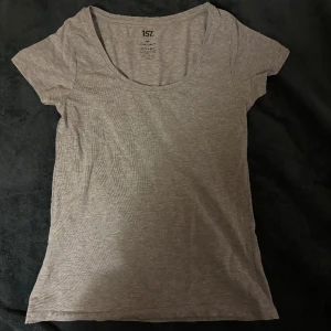 Basic topp  - Grå basic topp från lager 157 i storlek M. Aldrig använd 