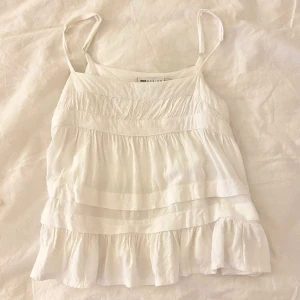 Linne/Topp - "Volang" linne från asos, köpt för 2 år sen! Väldigt fint och härligt  till sommaren🌟💕Har en liten defekt på framsidan men syns nästan inte (därav priset)