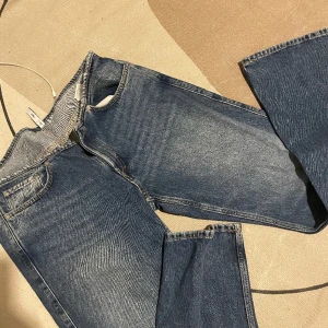 weekday arrow jeans - snygga arrow jeans med extra låg midja utan bälte-kant🙌🌟