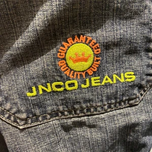 Jnco shorts  - Säljer dessa banger jnco shorts. Köpta second hand men är i gott skick. Använda ett par gånger av mig. Det är en gammal modell. Om man har frågar så fråga bara på!Midjan-40,5cm Längden-62cm