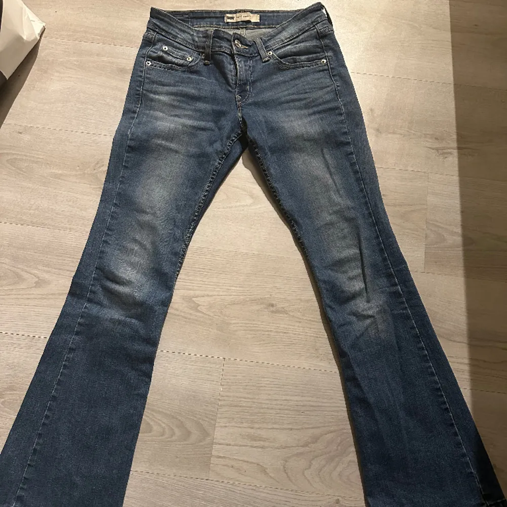 Lågmidjade bootcut jeans från levis Innerbensmåttet: 76cm Ytterbensmåttet: 98cm Midjemått:39cm ( stretchig midja så passar större ) . Jeans & Byxor.