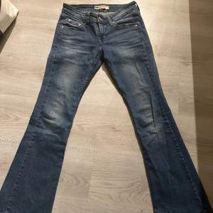 Lågmidjade bootcut jeans från levis Innerbensmåttet: 76cm Ytterbensmåttet: 98cm Midjemått:39cm ( stretchig midja så passar större ) 