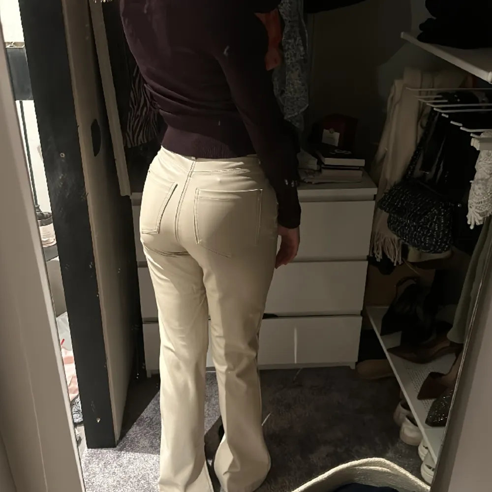 Fina skinnbyxor från zara storlek 36/s. Fint skick med slits längst ner. Jeans & Byxor.