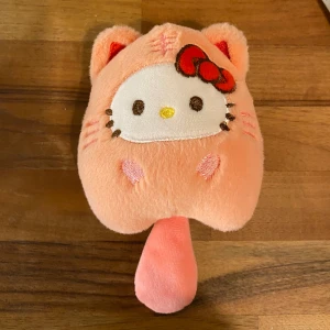 Hello Kitty plushy - Säljer hello kitty plushy. Den är 15 cm lång.