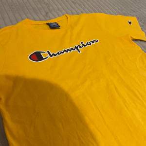 En gul t shirt från champion. Den är i bra skick. Använd bara några få gånger 