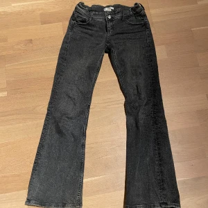 Lågmidjade jeans - Nu säljer jag ett par gråa jeans från Gina i storlek 158. Sparsamt använd och säljes för att de börjar bli för korta. Frakt tillkommer💕