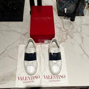 Hej säljer ett par sjukt fräscha Valentino skor! Parfekt till dig som vill fräscha upp både din stil och garderob. Allt og ingår såsom box,dustbag,tackkort mm Storlek: 45 Bara höra av dig vid frågor eller funderingar//Sebbe 
