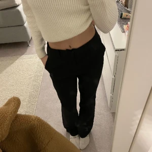 Kostymbyxor bikbok - Jättefina kostymbyxor i modellen vilma från bikbok. Köpt för 500kr. Som nya. Lånade bilder!