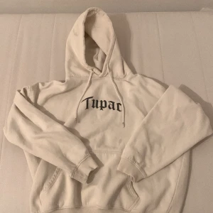 2pac hoodie  - En riktig fin 2pca tröja som jag inte använder jag köpte den i pull and bear men en fin hoodie och ganska varm och skön att ha på sig