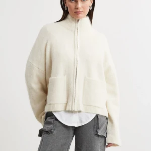 Sååååå snygg kofta  - Super najs stickad kofta från selected femme! Sparsamt använd!!!