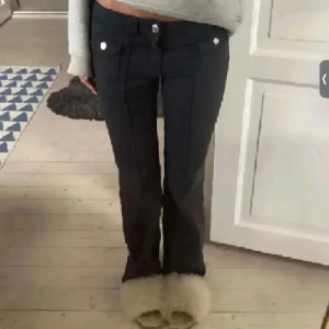 Jeans - Intressekoll på dessa lågmidjade populära jeans som är ursnygga, lånad bild men kan skicka egna bilder om de behövs❤️buda privat