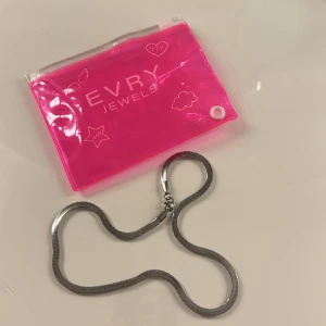 Halsband - Säljer ett helt nytt halsband från evry jewels då jag fick fel i julklapp, fin och bra kvalitet.