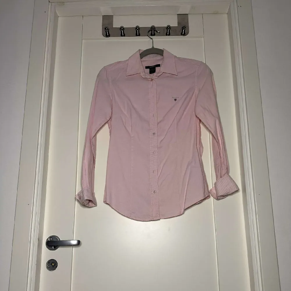 Rosa GANT skjorta storlek XS . Skjortor.