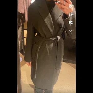 ONLY kappa - Lång mörkgrå kappa från ONLY som är i nyskick. Säljer då den inte kommer till användning. Nypris: 600kr 