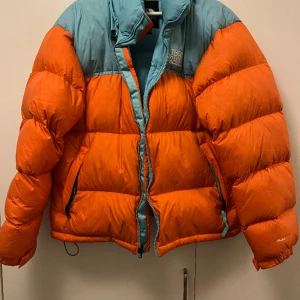 The North Face  - Säljer nu min super schyssta The North Face dunjacka då jag använder andra. Den är köppt i slutet av vintern 2022 och kom inte till användning denna vinter. Den är inte använd mer än 20ggr och har inga defekter als. Skick 10/10. Kvitto finns.