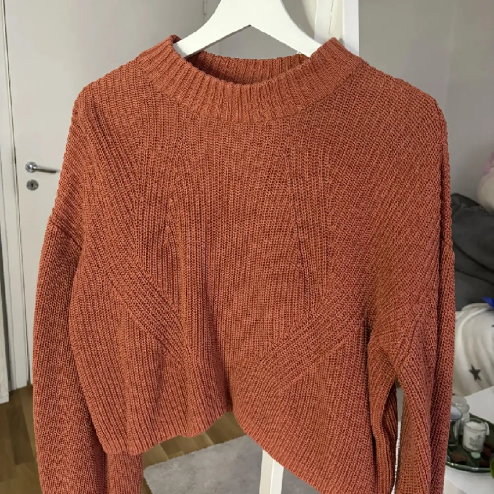Superfin stickad orange tröja ifrån Gina tricot. Storlek XS men passar även upp till M. Kortare i magen och puffiga ärmar. . Stickat.