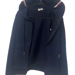 Moncler zip-up hoodie(blå) - Storlek S Inte använd  Bra och skön material Håller dig varm