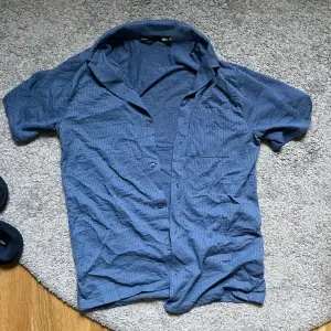En bra skjorta till sommaren. Skicket är mycket bra och har inga synliga defekter. Skriv för fler bild 💬 