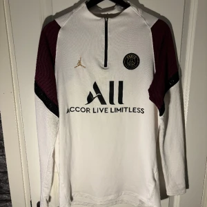 Psg tracksuit  - Äkta psg jordan tracksuit i storlek medium köpt från unisport för några år sen. Knappt använd. För frågor skicka privat meddelande 