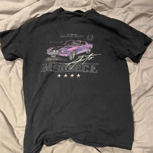 Drip t shirt med bil - Storlek S bra skick och bra kvalite den är tjockare och tyngre än en vanlig t shirt