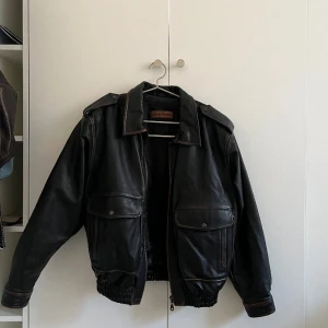 Skinnjacka - Skinn/läderjacka. Oversized på en storlek 38. Köpt second hand,