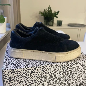 Svarta Eytys  - Säljer mina välanvända men fortfarande fullt fungerande eytys. De har en liten skada på flärpen men detta syns ej när man har skon på sig då det är på insidan (se sista bilden). De kommer i kartongen och nypris är 2000kr