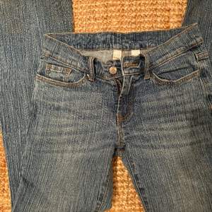 Bootcut jeans från brandymelville . De är i onesize skulle säga att de passar 34-36❤️ lite slitna längst ner då jag gått ut de. Lowwaist/midwaist