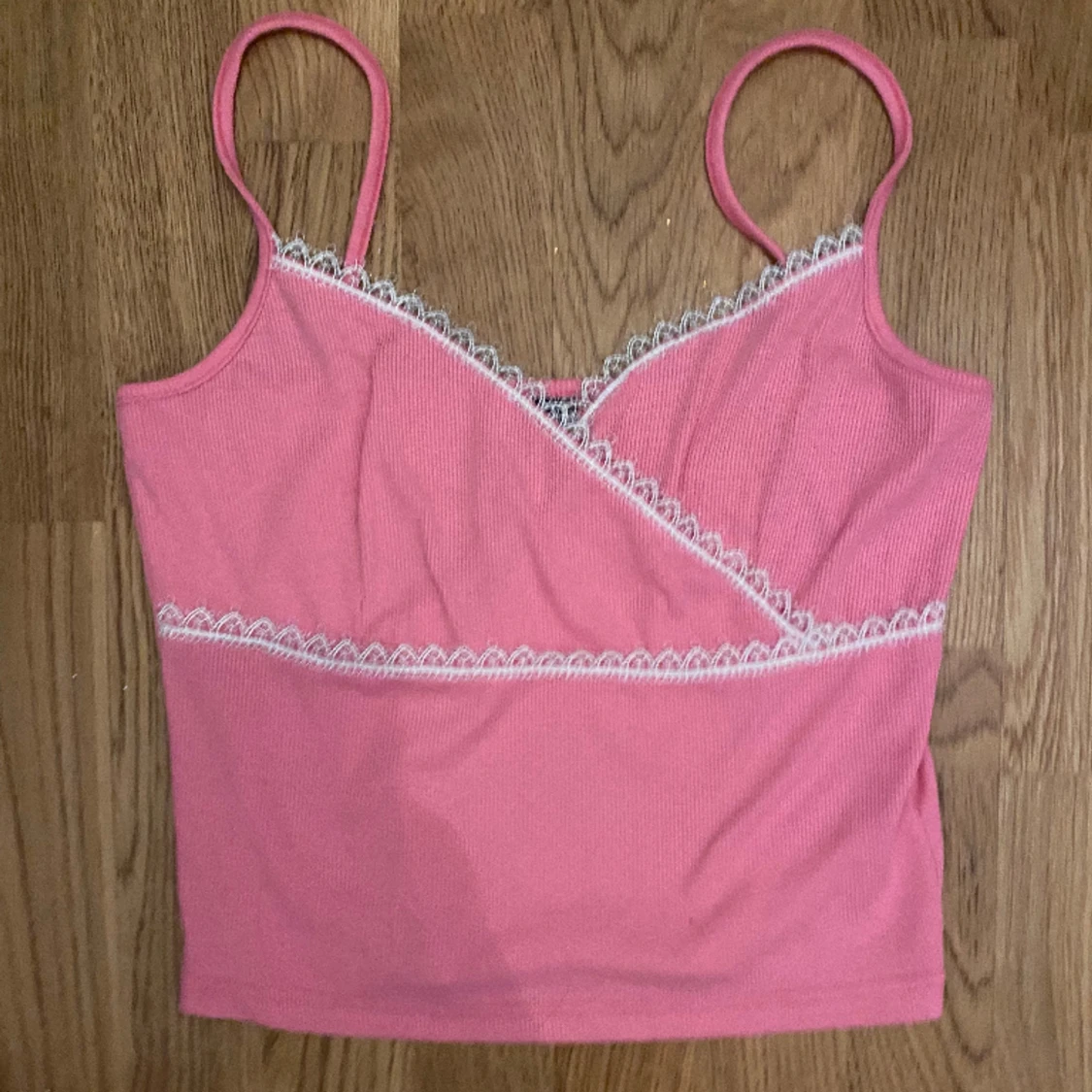 Rosa linne med spets