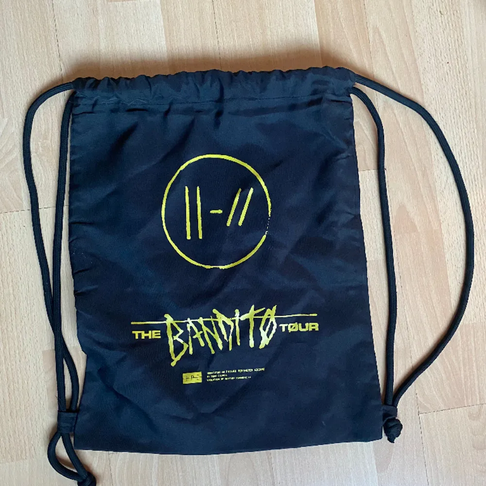 Twenty one pilots gymväska köpt under deras konsert i Stockholm 2019. Officiell merchandise. Den är knappt använd, så nära nyskick. Kostade 150kr när den var ny.  Möts helst upp i Stockholm. Skicka DM om du är intresserad. Väskor.