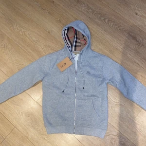 Burberry kofta hoodie stl M - Splitterny burberry kofta i stl M, passar även S. Säljs då jag behöver pengar akut.